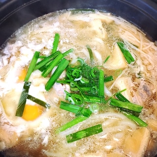 出汁が美味しい☆鶏肉と落とし卵の煮込みうどん